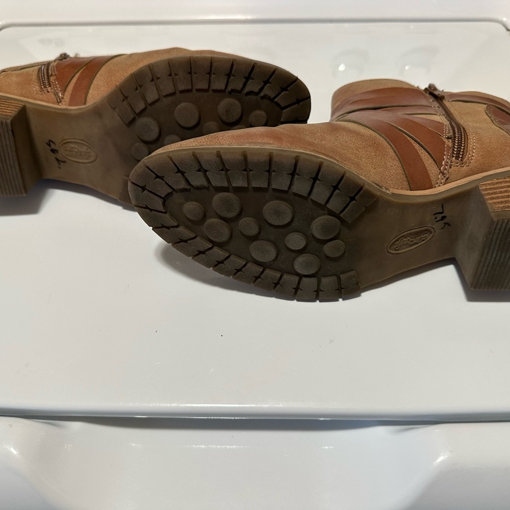 EuroSoft Tan Ankle Booties size 8,5 - Picture 3 of 5